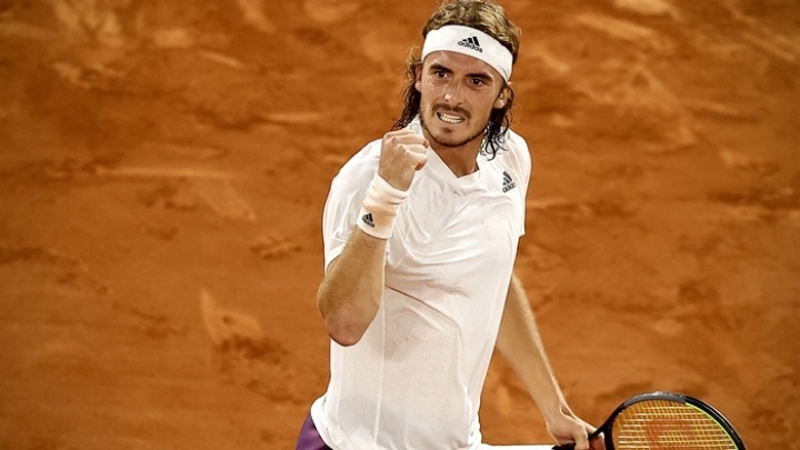 Roland Garros: “Πλώρη” για το τρόπαιο έβαλε ο Τσιτσιπάς, πρόκριση στους “4” με “σκούπισμα” του Μεντβέντεφ