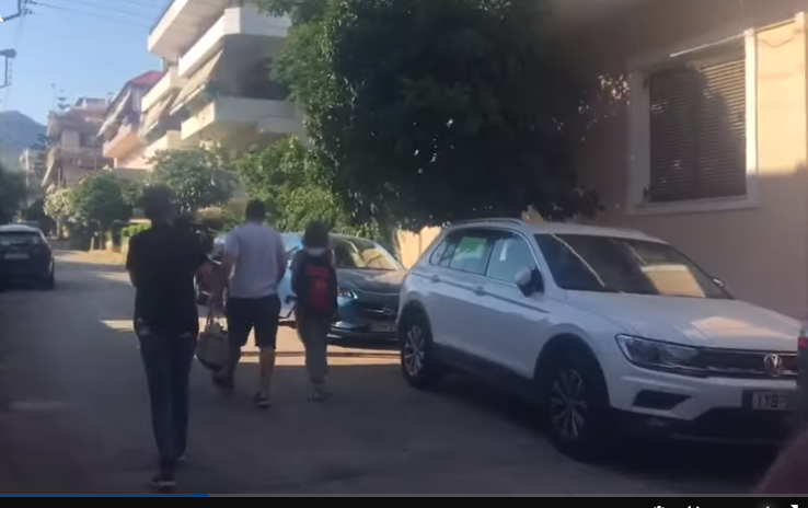 Γλυκά Νερά: Η μητέρα του Αναγνωστόπουλου με το μωρό αγκαλιά – Το παραδίδει στη μητέρα της Καρολάιν (video)