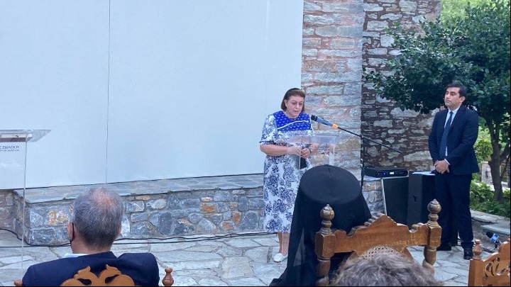 Σκιάθος: Η ιστορία της πρώτης ελληνικής σημαίας του 1807 «ζωντάνεψε» στην εικαστική έκθεση για τα 200 χρόνια από την Ελληνική Επανάσταση