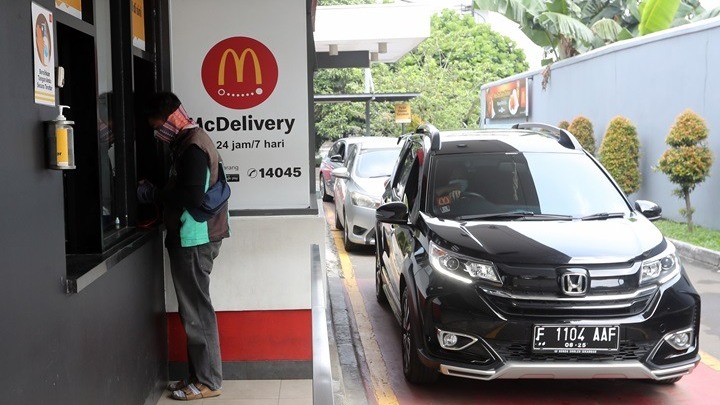Ρωσία: Άνοιξε το πρώτο εστιατόριο McDonald’s που εξυπηρετεί αυτοκίνητα με δεξιό και αριστερό τιμόνι