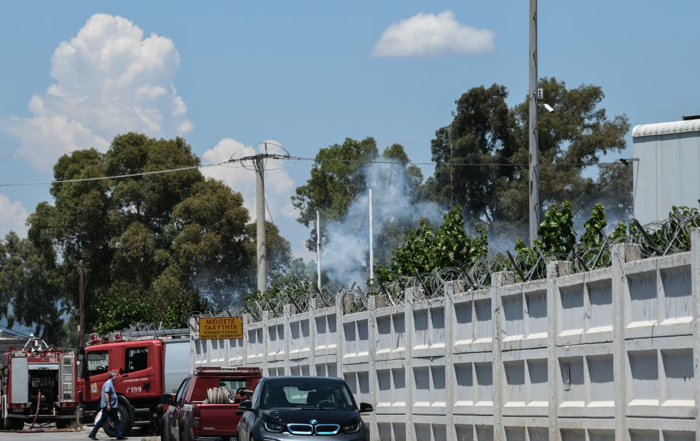Ασπρόπυργος: Τέθηκε υπό μερικό έλεγχο η φωτιά στο βυτιοφόρο (vids&pics)