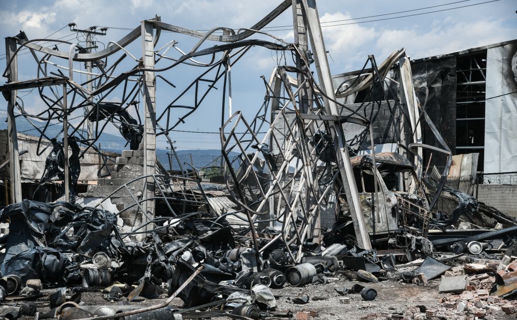 Ασπρόπυργος: Υπό πλήρη έλεγχο η πυρκαγιά σε βυτιοφόρο με προπάνιο – Δείτε τις εικόνες της καταστροφής