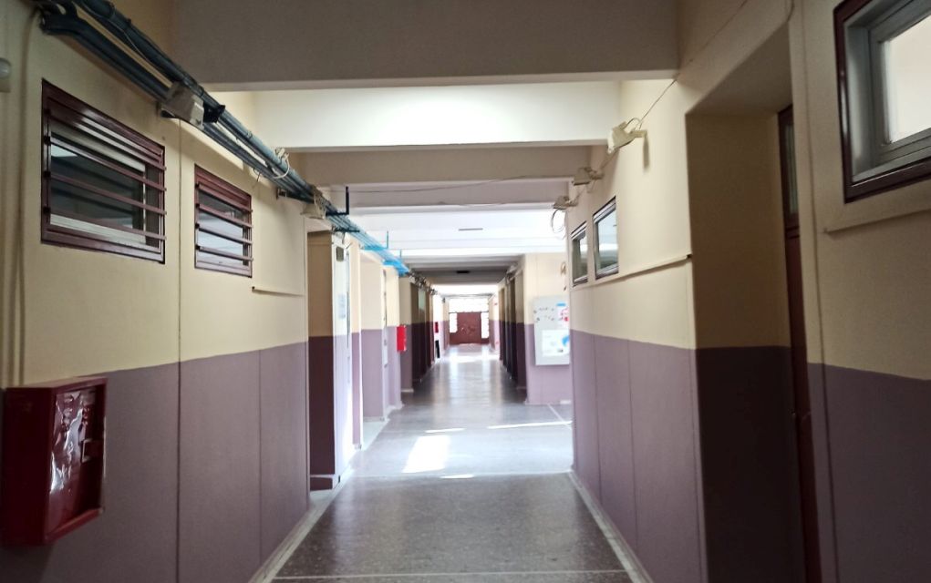 Αττική: 11χρονη πήγε στο σχολείο με κουζινομάχαιρο – Είπε ότι ήθελε να σκοτώσει τη σημαιοφόρο και τους παραστάτες