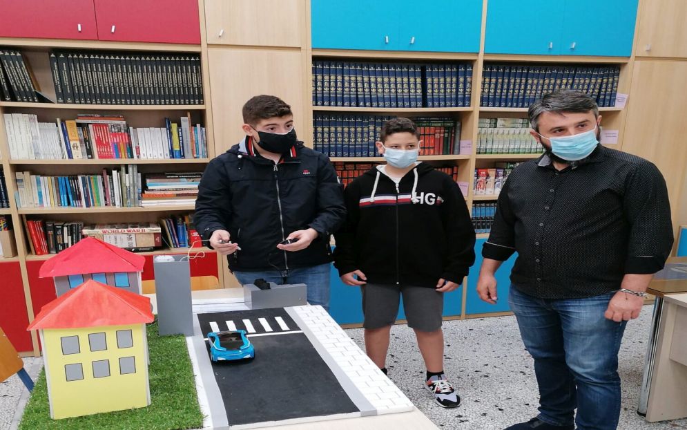 Θεσσαλονίκη: Μαθητές έφτιαξαν φανάρια κυκλοφορίας που λειτουργούν με  Ανανεώσιμες Πηγές Ενέργειας