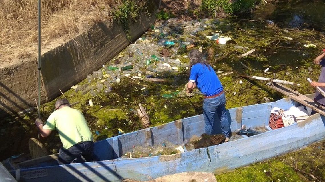 Λίμνη Δοϊράνη: Εθελοντές απομάκρυναν σχεδόν 6.000 λίτρα σκουπιδιών από τις ακτές και το κανάλι – Και βάρκες στην τρίωρη δράση