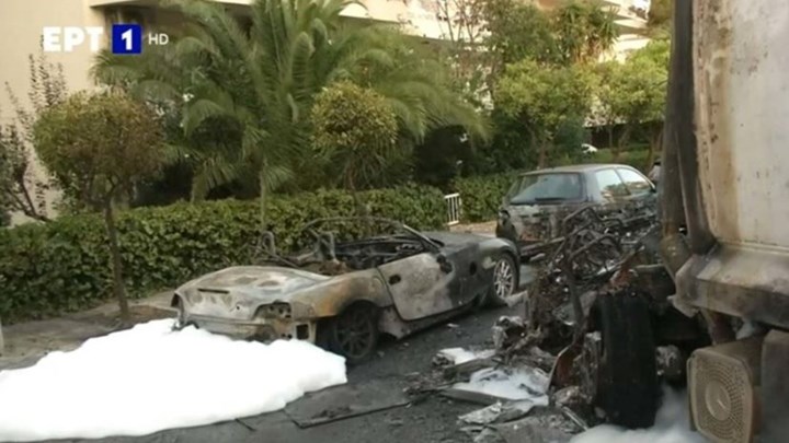 Καβούρι: Τρομακτικό τροχαίο – Απορριμματοφόρο συγκρούστηκε με ταξί, ακουλούθησαν εκρήξεις