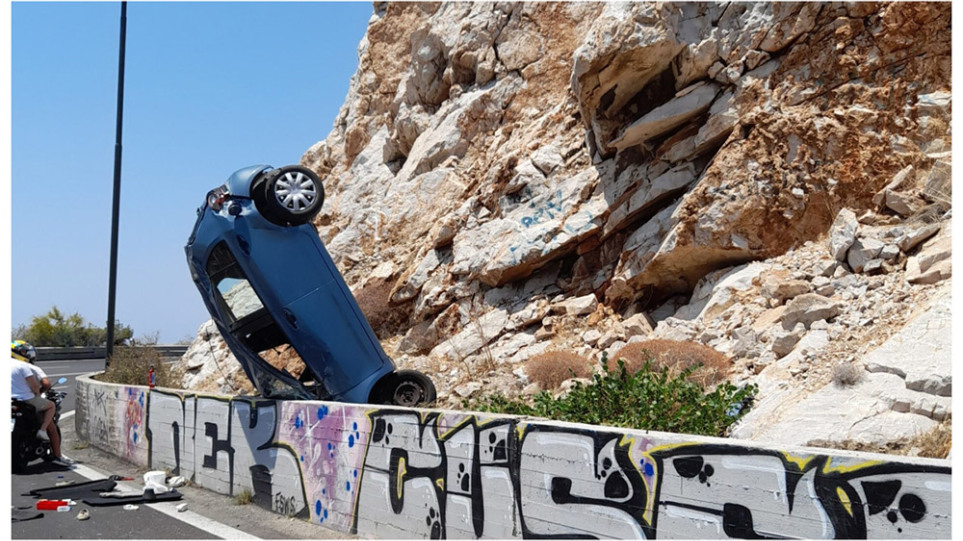 Σοκάρει η φωτογραφία από τροχαίο στη Βουλιαγμένη