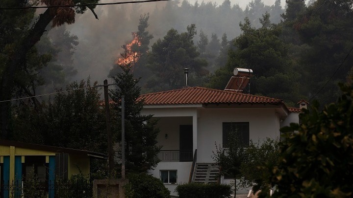 Φωτιά στη Δροσιά Αχαΐας: Eκκενώνεται προληπτικά το χωριό (vid)
