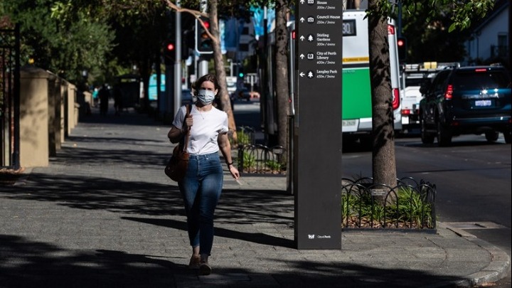 Έμμεση μείωση μισθού για τους ανεμβολίαστους