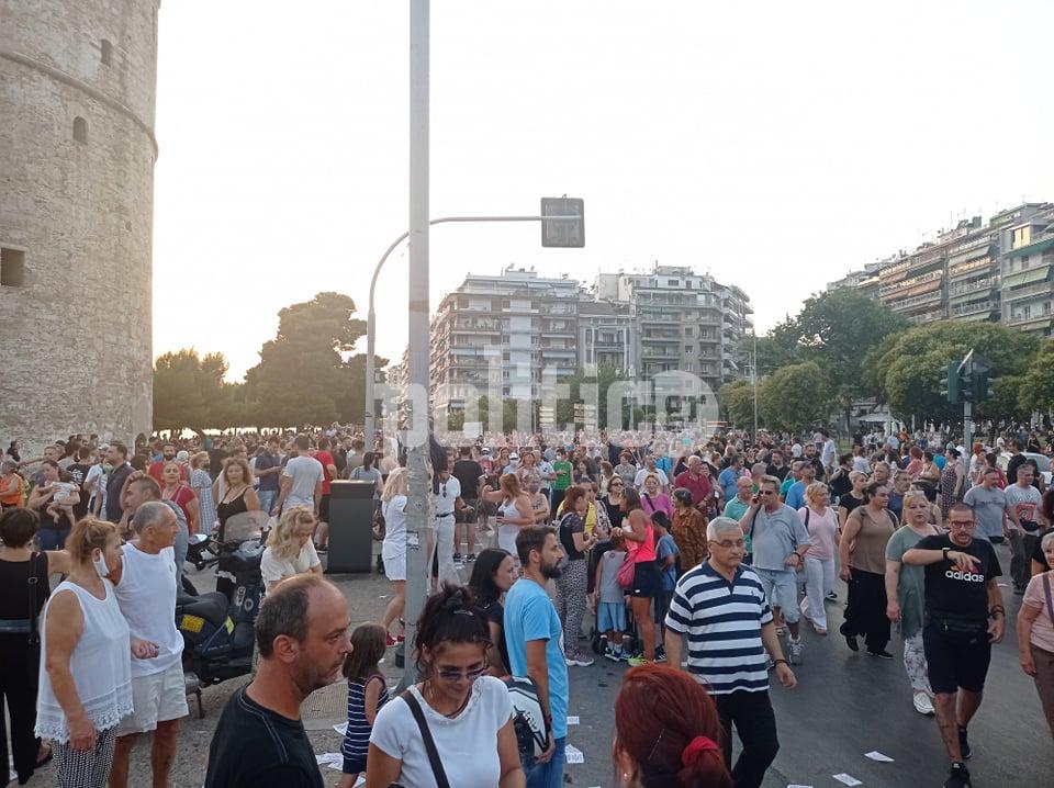 Θεσσαλονίκη: Πορεία κατά της επιβολής μέτρων στο κέντρο της πόλης – 12.000 άτομα λένε όχι στα εμβόλια (pics & vids)