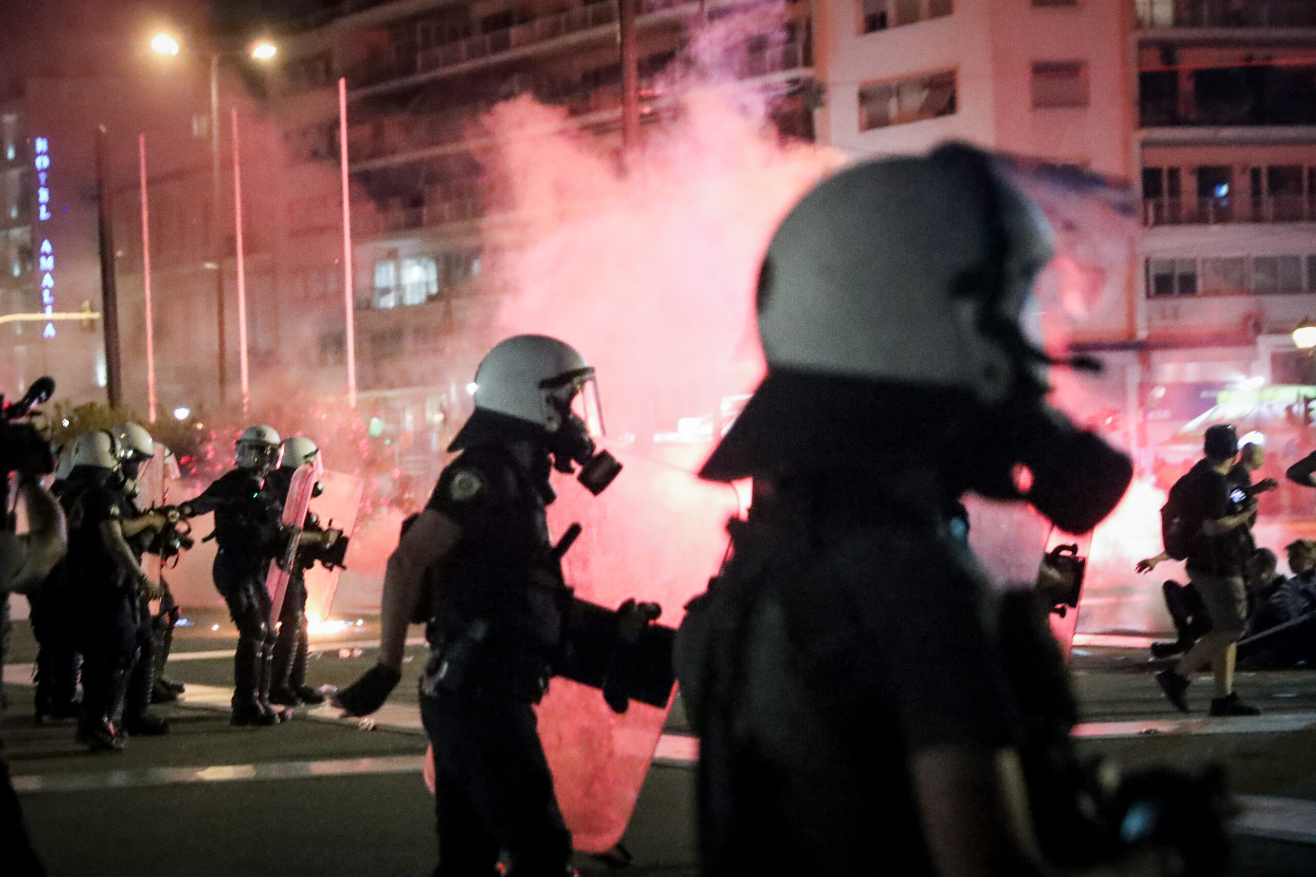 Επεισόδια στην αντιεμβολιαστική πορεία στο Σύνταγμα (pics & vids)