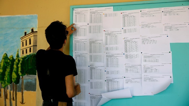 Χαμόγελα για τους επιτυχόντες των πανελλαδικών εξετάσεων