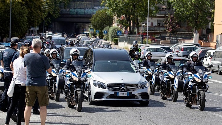 Χιλιάδες πολίτες στους δρόμους της Ρώμης αποχαιρέτησαν την Ραφαέλα Καρά