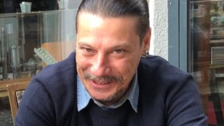Επίθεση σε εξόριστο τούρκο δημοσιογράφο – «Δεν θα γράψεις!» του φώναζαν (pic)