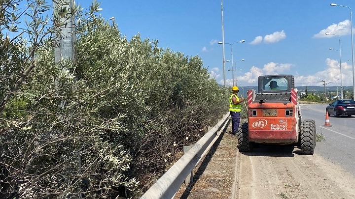 Εργασίες καθαρισμού στην Εθνική Οδό Θεσσαλονίκης-Νέων Μουδανιών και στην Επαρχιακή Οδό Μουδανιών από την Περιφέρεια Κεντρικής Μακεδονίας