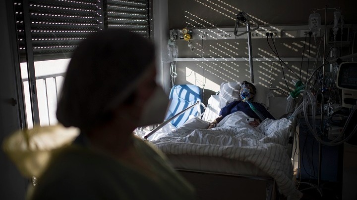 Γαλλία: Οι ανεμβολίαστοι αντιπροσωπεύουν το 78% των θανάτων