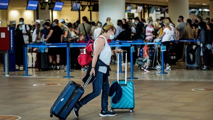 Αγγλία: Εξαιρεί από την καραντίνα τους ταξιδιώτες που έχουν εμβολιαστεί στην ΕΕ και στις ΗΠΑ