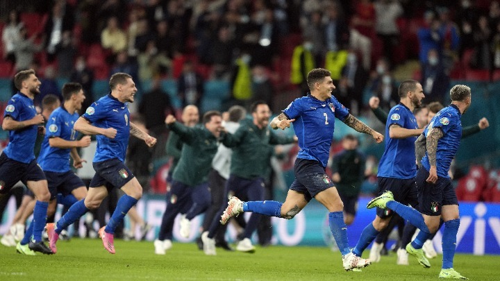 EURO 2020: Οι τρελοί πανηγυρισμοί των Ιταλών στα αποδυτήρια και η… βουτιά του Ντε Ρόσι (vids)