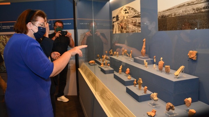 Λίνα Μενδώνη: Στην Λάρισα για τα εγκαίνια της έκθεσης «Η Επιστροφή των Μουσών»