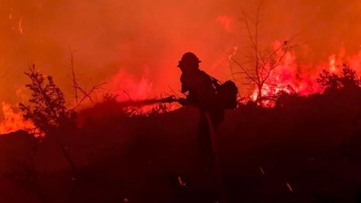 Εξαπλώνεται ραγδαία η τεράστια πυρκαγιά που κατακαίει την Καλιφόρνια από τα μέσα Ιουλίου (pics&vids)
