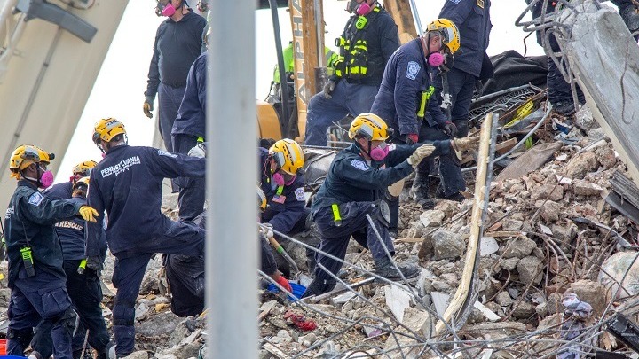 Φλόριντα: Στους 94 οι νεκροί από την κατάρρευση κτιρίου – Περιπλέκεται η αναγνώριση των θυμάτων
