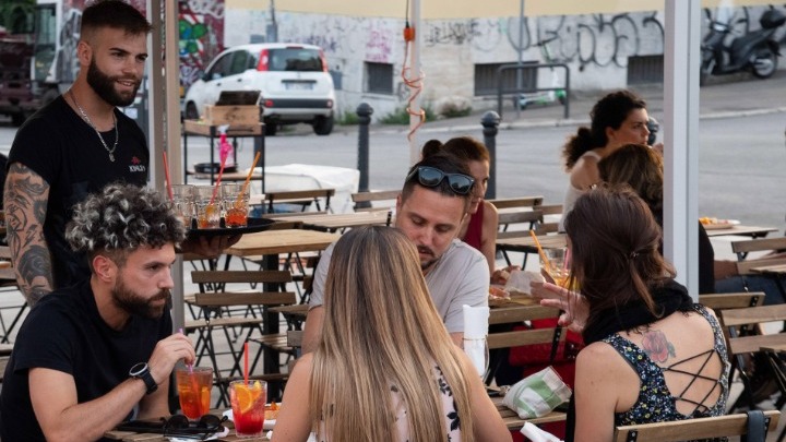 Μειώνουν οι Ιταλοί τις κρατήσεις τους για διακοπές