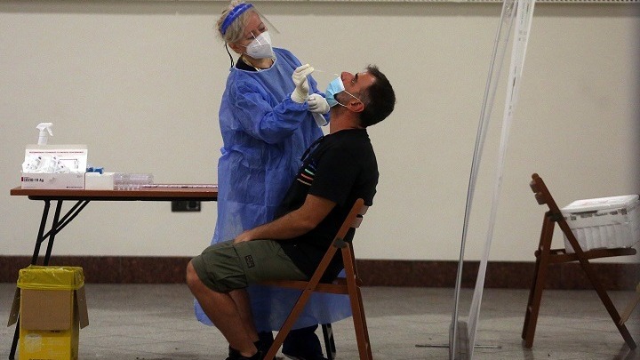 Κορονοϊός: 2562 νέα κρούσματα – 7 νεκροί – 124 διασωληνωμένοι