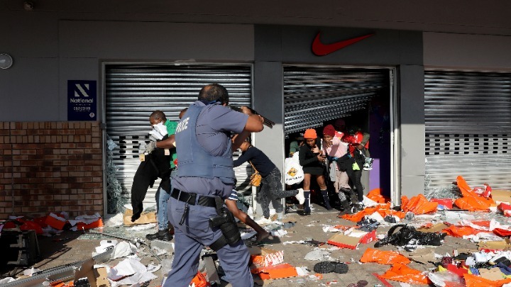 Νότια Αφρική: 72 νεκροί στα πιο βίαια επεισόδια εδώ και χρόνων – Ποδοπατούνται κατα τη διάρκεια λεηλασιών (Vid)