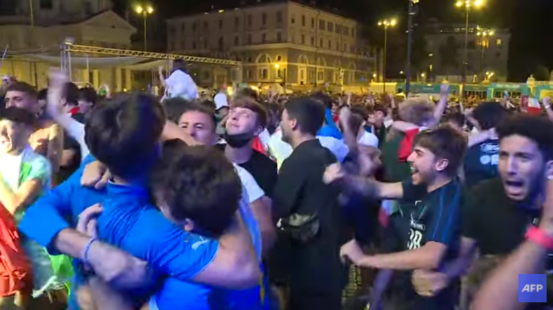 Euro 2020: Έξαλλοι πανηγυρισμοί στη Ρώμη μετά τη νίκη της Ιταλίας – Δείτε το βίντεο
