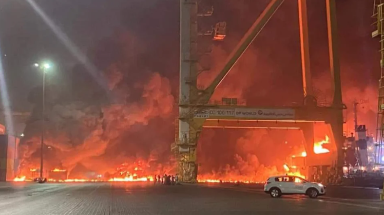 Ντουμπάι: Τεράστια έκρηξη στο λιμάνι Jebel Ali – Ανατινάχθηκε φορτηγό πλοίο (Δείτε τα βίντεο)