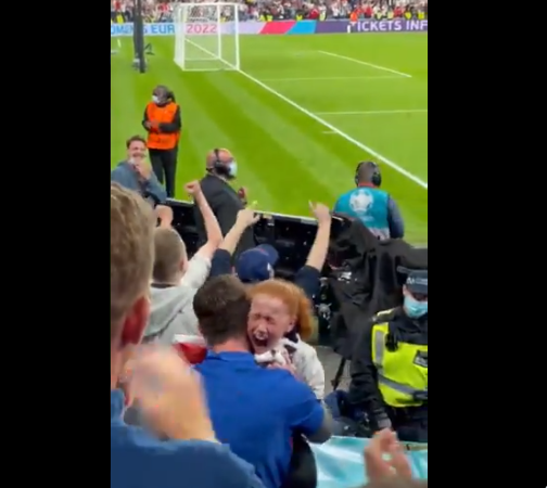 Euro 2020: Κορίτσι ξετρελάθηκε όταν ο Μάουντ της έδωσε τη φανέλα του (video)