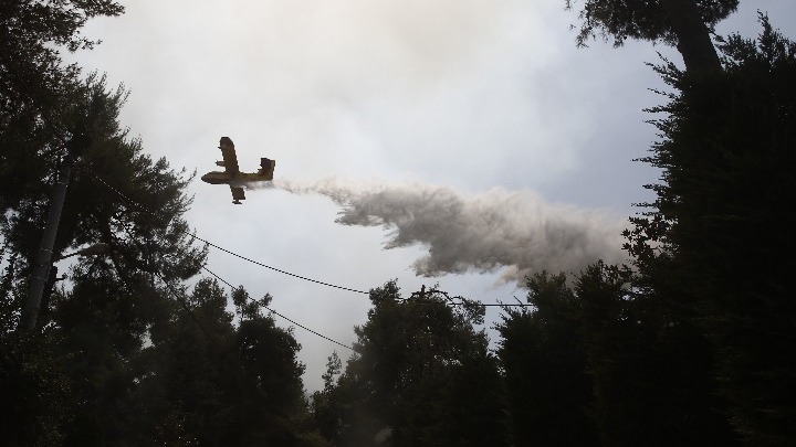 Ελεκίστρα: Ζημιές σε σπίτια – Ενισχύονται οι πυροσβεστικές δυνάμεις