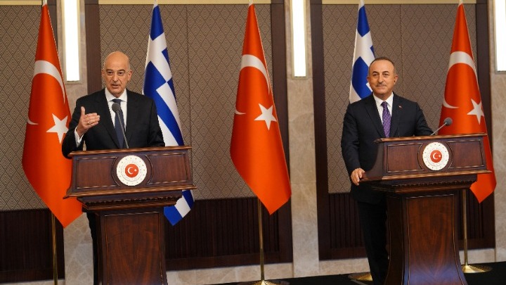 Δένδιας: Έστειλε τα συλλυπητήρια του στον Τσαβούσογλου για τους ανθρώπους που πέθαναν στις φωτιές