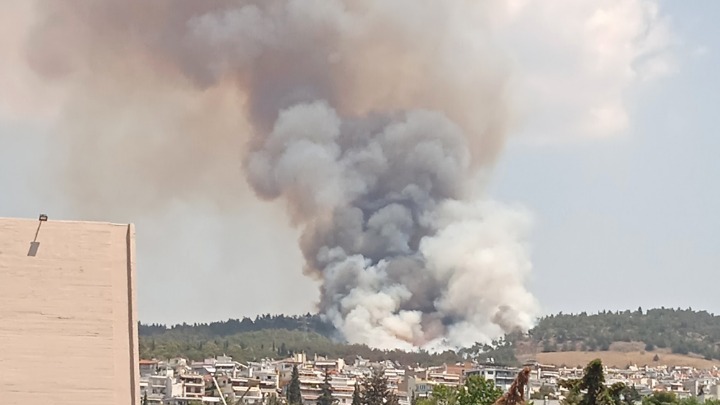 Φωτιά Σέιχ-Σου: Συνεχείς ρίψεις νερού στα μέτωπα της πυρκαγιάς (Δείτε το video)