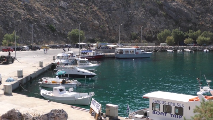 Μαγνησία: Αντάλλαζαν κλοτσιές και μπουνιές ενώ… βούλιαζαν στη θάλασσα – 43χρονος δάγκωσε 16χρονο