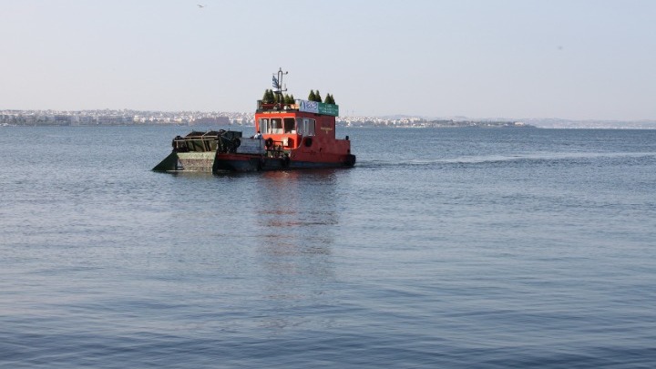 Υπογράφηκε η νέα σύμβαση για τον επιφανειακό καθαρισμό του Θερμαϊκού κόλπου