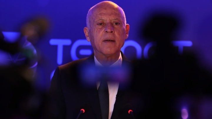 Πρόεδρος Τυνησίας: Εγώ θα ορίσω νέο πρωθυπουργό – «Πετροπόλεμος» έξω από τη Βουλή (vid&pic)