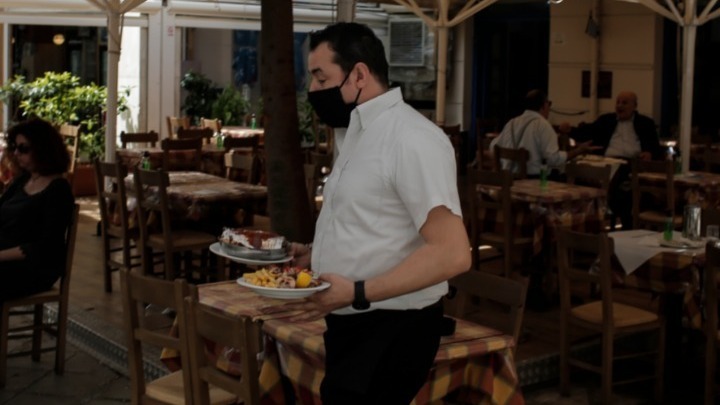 Από σήμερα υποχρεωτικός έλεγχος στους μη εμβολιασμένους εργαζόμενους σε εστίαση και σε τουριστικές επιχειρήσεις