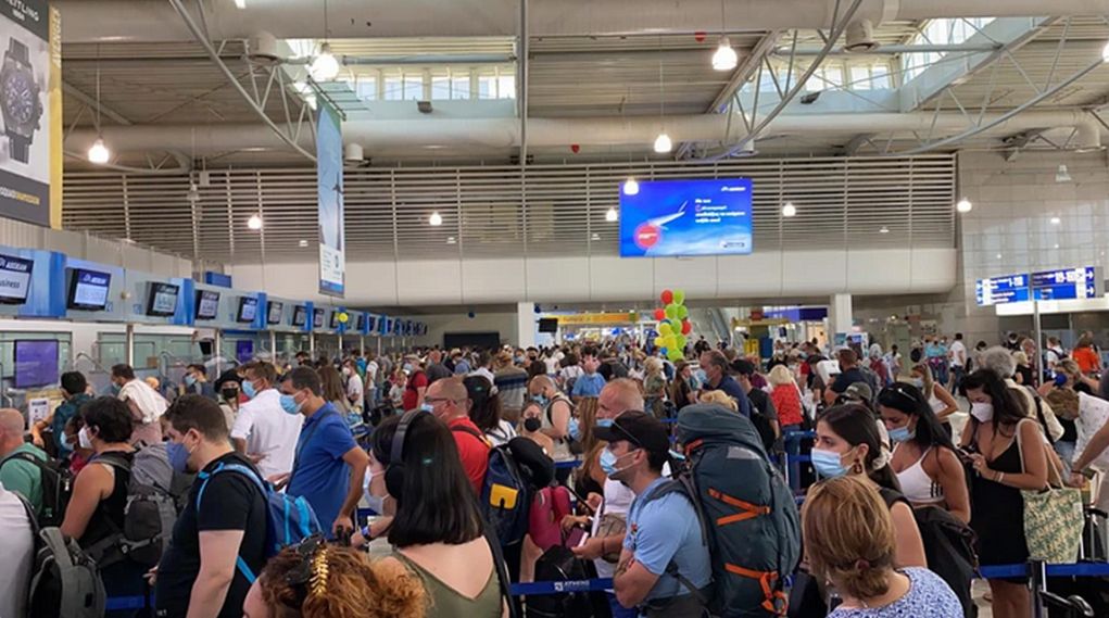 Συνωστισμός στο «Ελ. Βενιζέλος»: Μία ώρα η παράδοση αποσκευών- Καθυστερήσεις στις πτήσεις