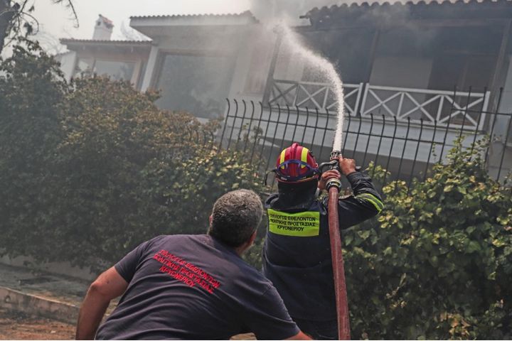 Φωτιά στη Σταμάτα: Εννέα άτομα στο νοσοκομείο