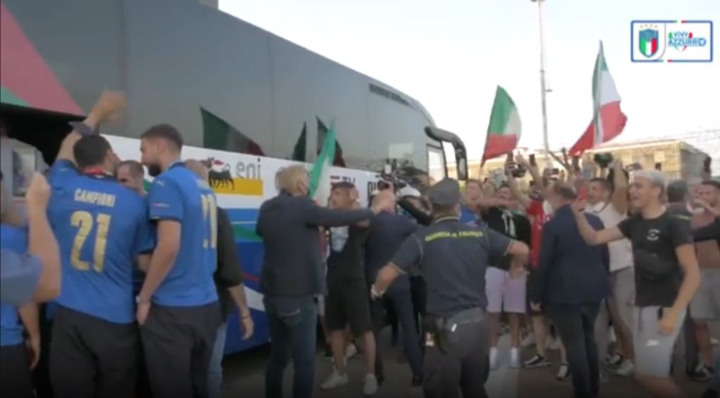 Στη Ρώμη οι «Ατζούρι» – Δεν συγκρατήθηκαν οι Ιταλοί και πήγαν να τους… αποθεώσουν (pic&vids)