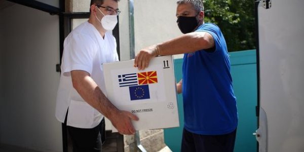 Η Ελλάδα έστειλε 100.000 δόσεις AstraZeneca στην Βόρεια Μακεδονία