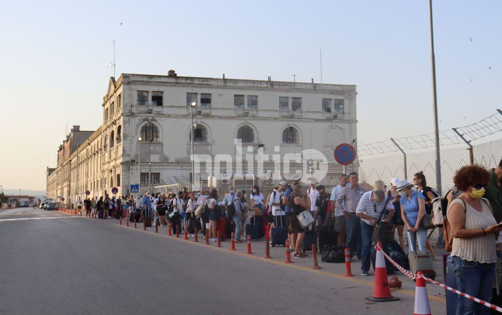 Έφυγαν απευθείας για Σποράδες οι Θεσσαλονικείς – Τι μας είπαν περιμένοντας να επιβιβαστούν στο πλοίο (vid)