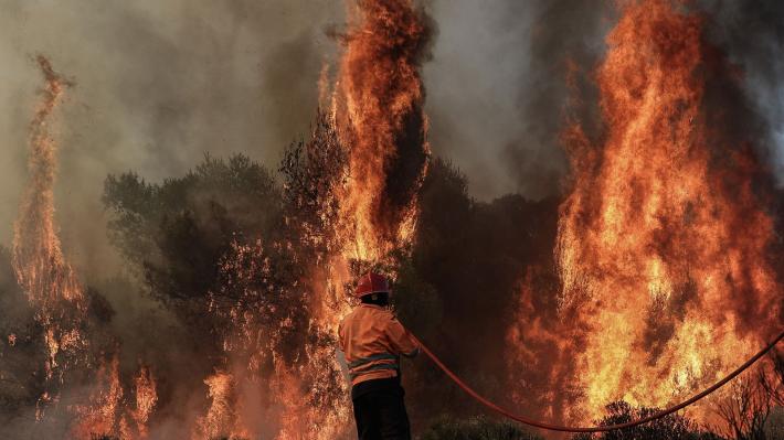 Αχαΐα: Ολονύχτια μάχη με τις φλόγες – Ανησυχεί το πύρινο μέτωπο της Δροσιάς (Vid)