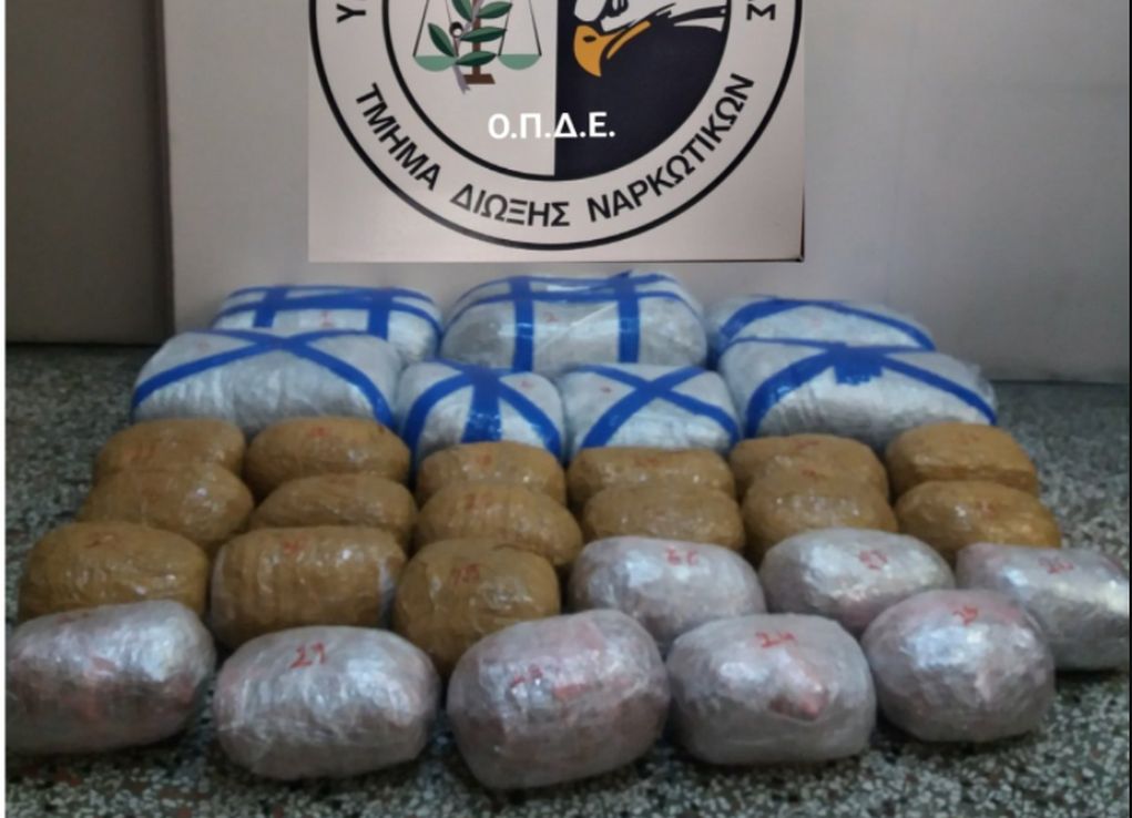 Καστορία: Τον έπιασαν με 58 κιλά κάνναβης στο αμάξι! (pics)
