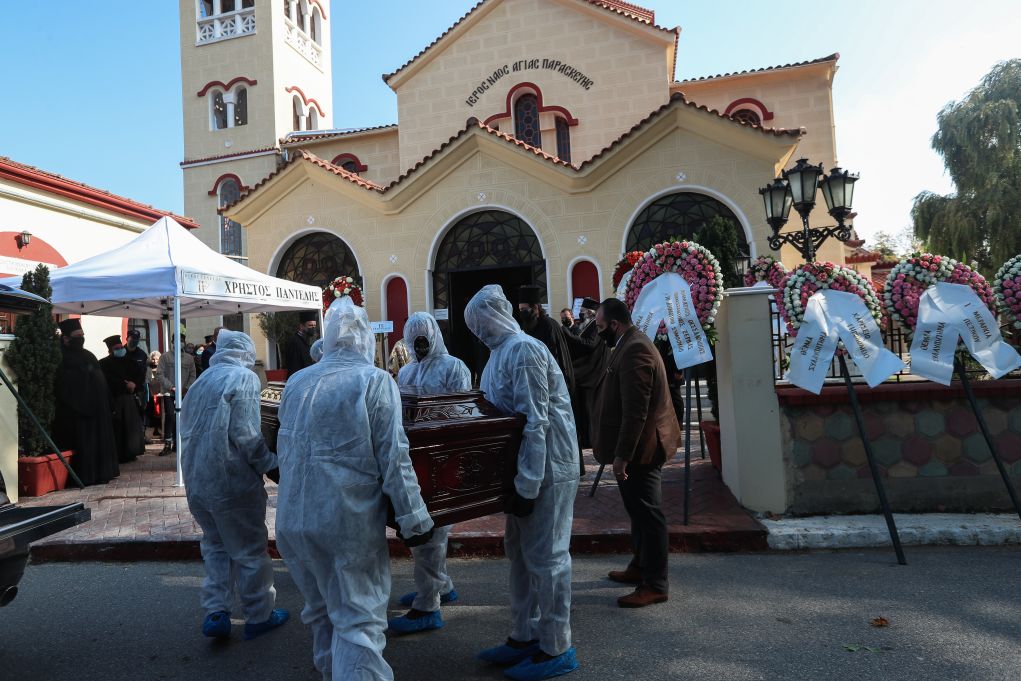 Απίστευτο: Ιερέας άνοιξε φέρετρο άνδρα που πέθανε από Covid – «Δεν υπάρχει κορονοϊός», φώναζε (video)