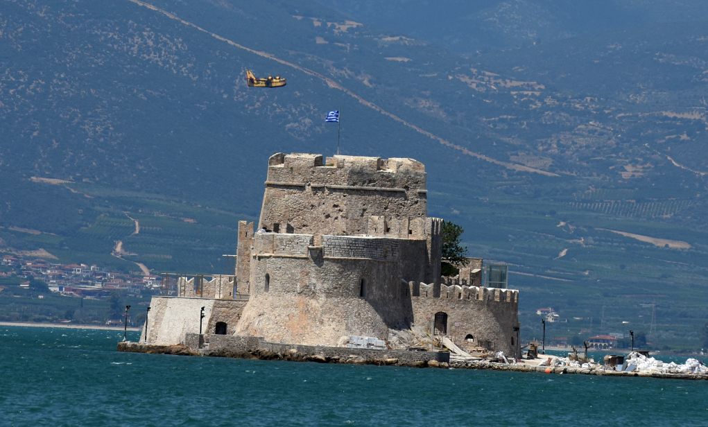 Σε ύφεση η φωτιά στην Κόρινθο, καλύτερη η εικόνα στο Ναύπλιο – Συνεχίζεται η μάχη για πλήρη έλεγχο (pics)