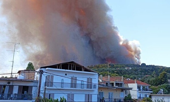 Αχαΐα: Κάηκαν πάνω από 20 σπίτια (vid)