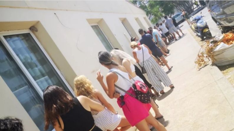 Ρόδος: Στην ουρά εκατοντάδες άτομα για ένα rapid test