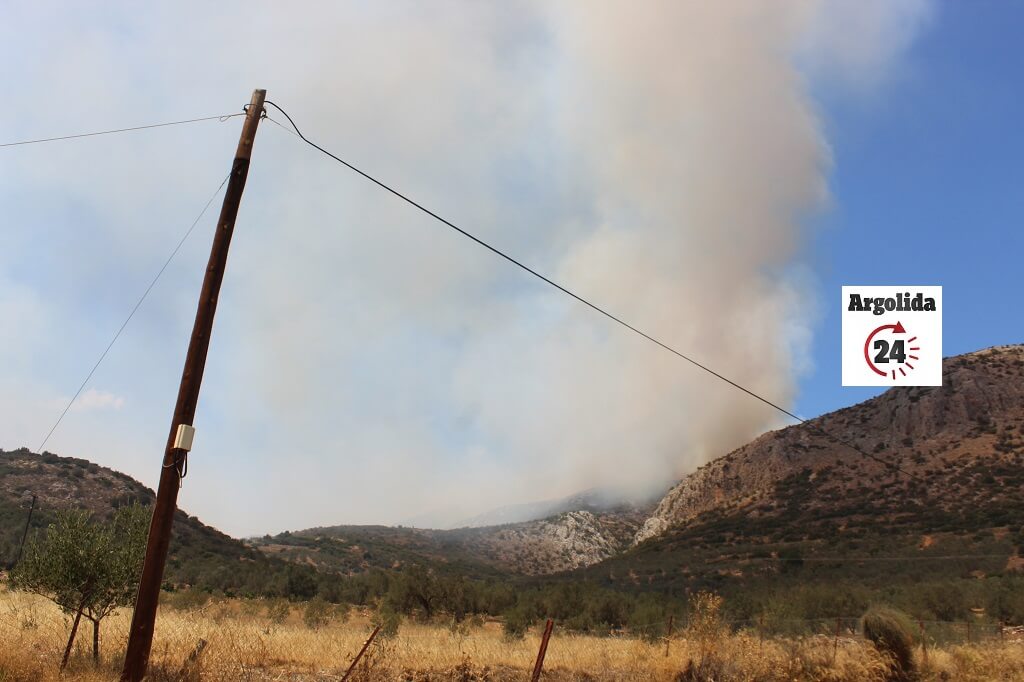 Φωτιά στo Αραχναίο: Eκκενώνεται το χωριό Γκάτζια (pics & vids)